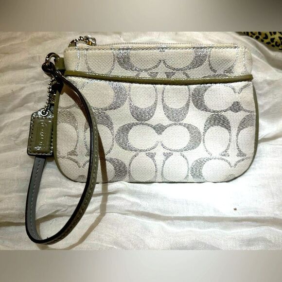 Coach Wristlet Signature Jacquard Chalk and Silver NEW NWOT - Picture 1 of 2